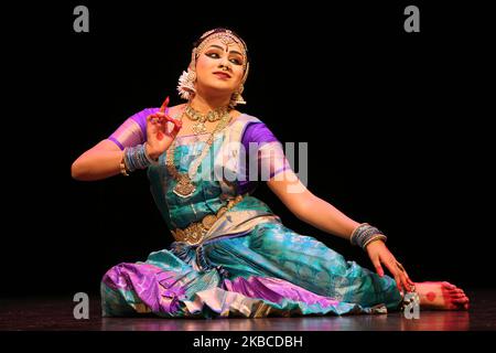 La ballerina Tamil Bharatnatyam esegue una danza espressiva durante il suo Arangegram il 21 settembre 2019 a Scarborough, Ontario, Canada. Il Bharatnatyam Arangegram è la cerimonia di laurea in cui la ballerina esegue la sua prima esibizione solistica pubblica dopo aver completato anni di allenamento rigoroso. (Foto di Creative Touch Imaging Ltd./NurPhoto) Foto Stock