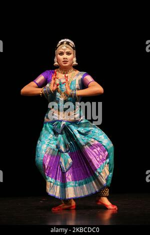 La ballerina Tamil Bharatnatyam esegue una danza espressiva durante il suo Arangegram il 21 settembre 2019 a Scarborough, Ontario, Canada. Il Bharatnatyam Arangegram è la cerimonia di laurea in cui la ballerina esegue la sua prima esibizione solistica pubblica dopo aver completato anni di allenamento rigoroso. (Foto di Creative Touch Imaging Ltd./NurPhoto) Foto Stock