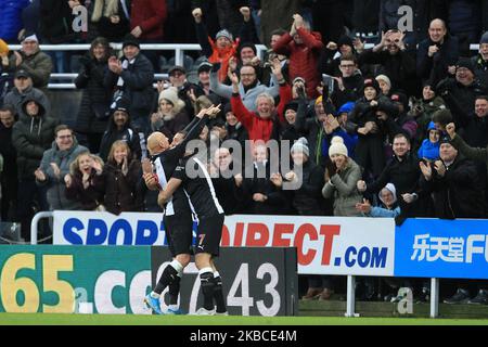 Jonjo Shelvey di Newcastle United festeggia con Andy Carroll dopo aver segnato il primo gol durante la partita della Premier League tra Newcastle United e Southampton al St. James's Park di Newcastle domenica 8th dicembre 2019. (Foto di Mark Fletcher/MI News/NurPhoto) Foto Stock