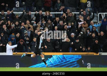 Jonjo Shelvey di Newcastle United festeggia dopo aver segnato il primo gol durante la partita della Premier League tra Newcastle United e Southampton al St. James's Park di Newcastle, domenica 8th dicembre 2019. (Foto di Mark Fletcher/MI News/NurPhoto) Foto Stock