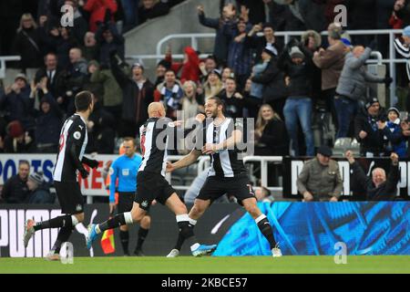 Jonjo Shelvey di Newcastle United festeggia con Andy Carroll dopo aver segnato il primo gol durante la partita della Premier League tra Newcastle United e Southampton al St. James's Park di Newcastle domenica 8th dicembre 2019. (Foto di Mark Fletcher/MI News/NurPhoto) Foto Stock