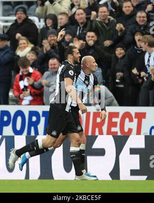 Jonjo Shelvey di Newcastle United festeggia con Andy Carroll dopo aver segnato il primo gol durante la partita della Premier League tra Newcastle United e Southampton al St. James's Park di Newcastle domenica 8th dicembre 2019. (Foto di Mark Fletcher/MI News/NurPhoto) Foto Stock