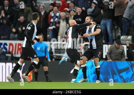Jonjo Shelvey di Newcastle United festeggia con Andy Carroll dopo aver segnato il primo gol durante la partita della Premier League tra Newcastle United e Southampton al St. James's Park di Newcastle domenica 8th dicembre 2019. (Foto di Mark Fletcher/MI News/NurPhoto) Foto Stock
