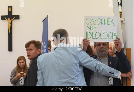 Un membro del gruppo LGBT locale ha il segno 'Man Not ideology' durante il dibattito 'ideologia LGBT e il sesso. Vivere i paesi dell'UE e la politica dell'UE", all'interno della Pontificia Università di Giovanni Paolo II a Cracovia. Lunedì 9 dicembre 2019 a Cracovia, Polonia. (Foto di Artur Widak/NurPhoto) Foto Stock