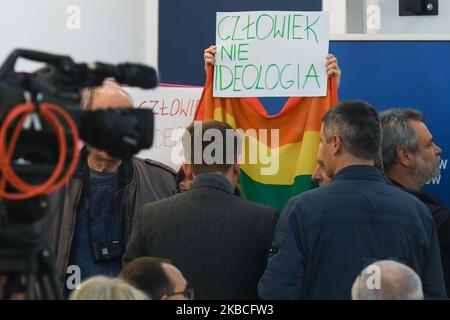 Un membro del gruppo LGBT locale ha il segno 'Man Not ideology' durante il dibattito 'ideologia LGBT e il sesso. Vivere i paesi dell'UE e la politica dell'UE", all'interno della Pontificia Università di Giovanni Paolo II a Cracovia. Lunedì 9 dicembre 2019 a Cracovia, Polonia. (Foto di Artur Widak/NurPhoto) Foto Stock