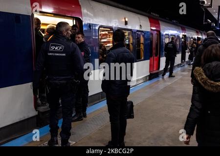 Alla stazione Gare du Nord, sulle piattaforme della RER B ad ogni treno che arriva alla stazione, centinaia di passeggeri scorgono per entrare e uscire dai treni, le guardie di sicurezza SNCF sono costrette ad intervenire per regolare il traffico, questo lunedì sera, 9 dicembre 2019, Il 5th° giorno di sciopero contro la riforma delle pensioni, i trasporti a Parigi sono ancora paralizzati dallo sciopero del RATP e della SNCF. Alla fine della giornata, i pochi treni in circolazione sono stati ammassati dai parigini, dove sono state dispiegate le guardie di sicurezza per evitare movimenti di folla e incidenti. (Foto di Samuel Boivin/NurPhoto) Foto Stock