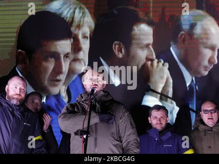 Gli ucraini guardano su uno schermo una conferenza stampa dei quattro leader della Normandia, durante un raduno presso il presidente ucraino Volodymyr Zelensky Office a Kyiv, Ucraina, il 10 dicembre 2019, durante il vertice Normandie Format che si è tenuto il 9 dicembre a Parigi. La riunione dei quattro leader della Normandia, il presidente ucraino Volodymyr Zelensky, il presidente russo Vladimir Putin, il cancelliere tedesco Angela Merkel e il presidente francese Emmanuel Macron, si è tenuta a Parigi il 9 dicembre 2019. (Foto di Str/NurPhoto) Foto Stock