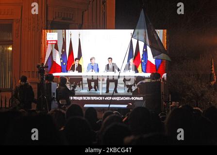 Gli ucraini guardano su uno schermo una conferenza stampa dei quattro leader della Normandia, durante un raduno presso il presidente ucraino Volodymyr Zelensky Office a Kyiv, Ucraina, il 10 dicembre 2019, durante il vertice Normandie Format che si è tenuto il 9 dicembre a Parigi. La riunione dei quattro leader della Normandia, il presidente ucraino Volodymyr Zelensky, il presidente russo Vladimir Putin, il cancelliere tedesco Angela Merkel e il presidente francese Emmanuel Macron, si è tenuta a Parigi il 9 dicembre 2019. (Foto di Str/NurPhoto) Foto Stock