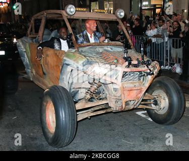 HOLLYWOOD, LOS ANGELES, CALIFORNIA, USA - 09 DICEMBRE: Gli attori Kevin Hart e Dwayne Johnson arrivano alla prima mondiale della Columbia Pictures 'Jumanji: The Next Level' tenutasi al TCL Chinese Theatre IMAX il 9 dicembre 2019 a Hollywood, Los Angeles, California, Stati Uniti. (Foto di Xavier Collin/Image Press Agency/NurPhoto) Foto Stock