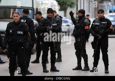 Le forze di sicurezza algerine si riuniscono al di fuori della corte Sidi M’Hamed nella capitale Algeri il 10 dicembre 2019, durante il processo di corruzione di ex figure politiche e commerciali. - Due ex-PMS algerini, Ahmed Ouyahia e Abdelmalek Sellal hanno ottenuto pesanti condizioni di carcere per il trapianto: media statali ha detto oggi (Foto di Billal Bensalem/NurPhoto) Foto Stock