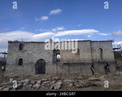 I lavoratori sono stati restaurando 'St. La chiesa di Ivan Rilski, che era stata sott'acqua per 60 anni. Dopo l'improvviso prosciugamento della diga di Zhrebchevo, il suo restauro iniziò nei pressi del villaggio di Zapalnya, Bulgaria, il 10 dicembre 2019. Attualmente, diverse città in Bulgaria hanno difficoltà con l'approvvigionamento di acqua dolce dopo l'improvviso drenaggio di molte altre dighe. Foto di: Petar Petrov/Impact Press Group/NurPhoto Foto Stock