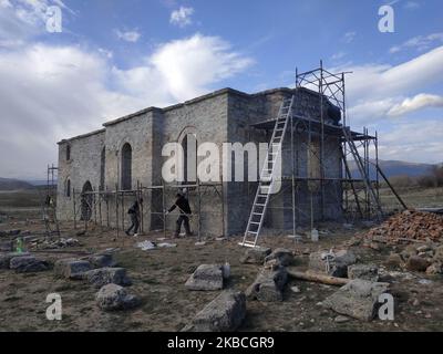 I lavoratori sono stati restaurando 'St. La chiesa di Ivan Rilski, che era stata sott'acqua per 60 anni. Dopo l'improvviso prosciugamento della diga di Zhrebchevo, il suo restauro iniziò nei pressi del villaggio di Zapalnya, Bulgaria, il 10 dicembre 2019. Attualmente, diverse città in Bulgaria hanno difficoltà con l'approvvigionamento di acqua dolce dopo l'improvviso drenaggio di molte altre dighe. Foto di: Petar Petrov/Impact Press Group/NurPhoto Foto Stock