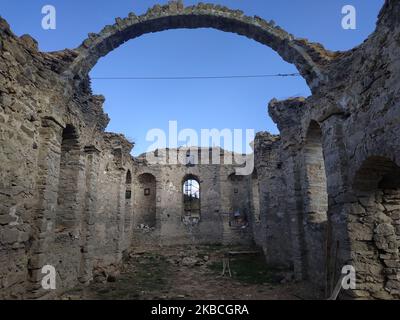 I lavoratori sono stati restaurando 'St. La chiesa di Ivan Rilski, che era stata sott'acqua per 60 anni. Dopo l'improvviso prosciugamento della diga di Zhrebchevo, il suo restauro iniziò nei pressi del villaggio di Zapalnya, Bulgaria, il 10 dicembre 2019. Attualmente, diverse città in Bulgaria hanno difficoltà con l'approvvigionamento di acqua dolce dopo l'improvviso drenaggio di molte altre dighe. Foto di: Petar Petrov/Impact Press Group/NurPhoto Foto Stock