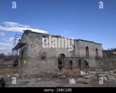 I lavoratori sono stati restaurando 'St. La chiesa di Ivan Rilski, che era stata sott'acqua per 60 anni. Dopo l'improvviso prosciugamento della diga di Zhrebchevo, il suo restauro iniziò nei pressi del villaggio di Zapalnya, Bulgaria, il 10 dicembre 2019. Attualmente, diverse città in Bulgaria hanno difficoltà con l'approvvigionamento di acqua dolce dopo l'improvviso drenaggio di molte altre dighe. Foto di: Petar Petrov/Impact Press Group/NurPhoto Foto Stock