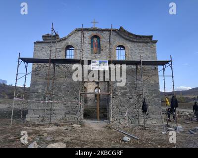 I lavoratori sono stati restaurando 'St. La chiesa di Ivan Rilski, che era stata sott'acqua per 60 anni. Dopo l'improvviso prosciugamento della diga di Zhrebchevo, il suo restauro iniziò nei pressi del villaggio di Zapalnya, Bulgaria, il 10 dicembre 2019. Attualmente, diverse città in Bulgaria hanno difficoltà con l'approvvigionamento di acqua dolce dopo l'improvviso drenaggio di molte altre dighe. Foto di: Petar Petrov/Impact Press Group/NurPhoto Foto Stock