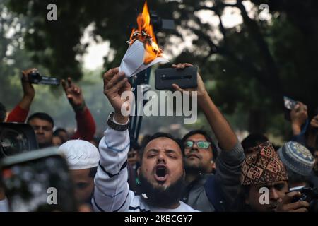 Un uomo musulmano brucia una copia di un disegno di legge sulla cittadinanza, approvato dal Parlamento indiano lunedì, che concede la cittadinanza indiana ai migranti di tutti i AsiaÂ religionsÂ maggiori del Sud, ad eccezione dell’Islam. Il governo nazionalista indù di IndiaÂ, guidato dal primo ministro Narendra Modiâ, sta facendo pressioni per creare cittadini di seconda classe di 200 milioni di musulmani di IndiaÂ, una delle più grandi popolazioni musulmane del mondo, e rendere molti di loro senza stato. (Foto di Nasir Kachroo/NurPhoto) Foto Stock