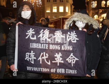 Activists take part during protest against Human Rights Violations in Hong Kong at the Dam square on December 10, 2019 in Amsterdam,Netherlands. In the International Human Rights Day people protest against Human Rights violations in Chine, Hong Kong and Tibet demand the end of state violence against people. (Photo by Paulo Amorim/NurPhoto) Foto Stock