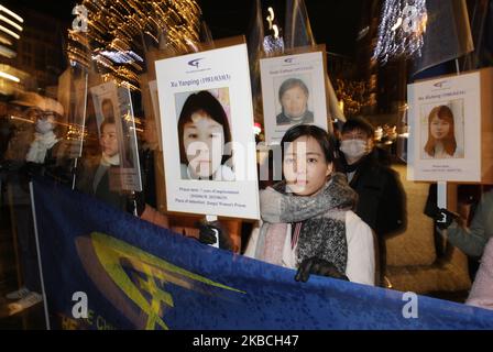 Gli attivisti partecipano alla protesta contro le violazioni dei diritti umani a Chine, in piazza Dam, il 10 dicembre 2019 ad Amsterdam, Paesi Bassi. Nella Giornata internazionale dei diritti umani la gente protesta contro le violazioni dei diritti umani a Chine, Hong Kong e Tibet chiede la fine della violenza di Stato contro le persone. (Foto di Paulo Amorim/NurPhoto) Foto Stock