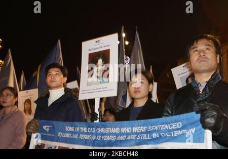 Gli attivisti partecipano alla protesta contro le violazioni dei diritti umani a Chine, in piazza Dam, il 10 dicembre 2019 ad Amsterdam, Paesi Bassi. Nella Giornata internazionale dei diritti umani la gente protesta contro le violazioni dei diritti umani a Chine, Hong Kong e Tibet chiede la fine della violenza di Stato contro le persone. (Foto di Paulo Amorim/NurPhoto) Foto Stock