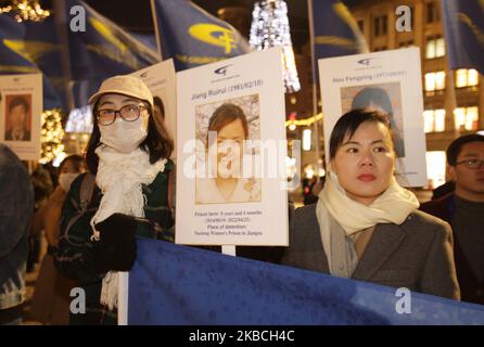 Gli attivisti partecipano alla protesta contro le violazioni dei diritti umani a Chine, in piazza Dam, il 10 dicembre 2019 ad Amsterdam, Paesi Bassi. Nella Giornata internazionale dei diritti umani la gente protesta contro le violazioni dei diritti umani a Chine, Hong Kong e Tibet chiede la fine della violenza di Stato contro le persone. (Foto di Paulo Amorim/NurPhoto) Foto Stock