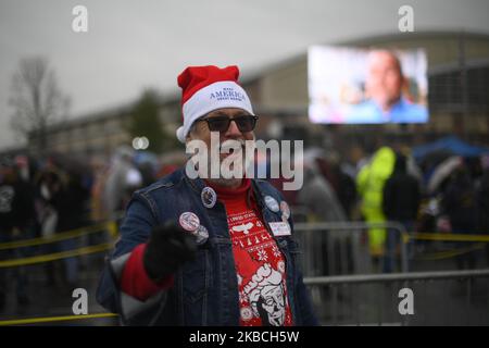Trump supporter Edward Young, donning a Trumped themed Xmas sweater smiles as hundreds wait in line hours ahead as U.S. President Donald Trump is scheduled to return for a Keep America Great campaign rally at the Giant Center, in Hershey, Pennsylvania, on December 10, 2019. (Photo by Bastiaan Slabbers/NurPhoto) Foto Stock