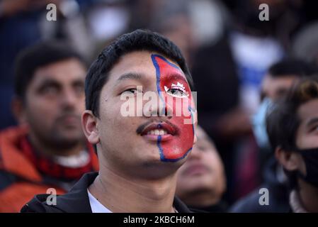 I tifosi e i tifosi del calcio nepalese arrivano con la vernice della faccia della bandiera nazionale per guardare i Giochi del Sud Asia 2019 'SAG''s Final Football Game tra Nepal e Bhutan in diretta su un grande schermo dal tetto di casa a Kathmandu, Nepal, martedì 10 dicembre 2019. Il Nepal ha vinto il gioco da 2-1. (Foto di Narayan Maharjan/NurPhoto) Foto Stock