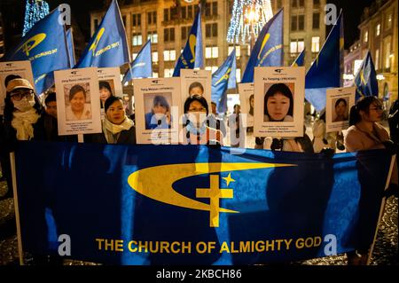 In occasione della Giornata internazionale dei diritti umani, il 10th dicembre 2019 ad Amsterdam, nei Paesi Bassi, circa un centinaio di persone si sono riunite in Piazza Dam per manifestare la propria solidarietà a Hong Kong, Tibet, uiguri e Cina. Essi chiedono alla Cina di fermare la repressione, di rispettare i diritti umani e le libertà di tutte le persone in Cina e di rilasciare prigionieri politici e civili innocenti. Hanno anche mostrato profili dei prigionieri politici tibetani. (Foto di Romy Arroyo Fernandez/NurPhoto) Foto Stock