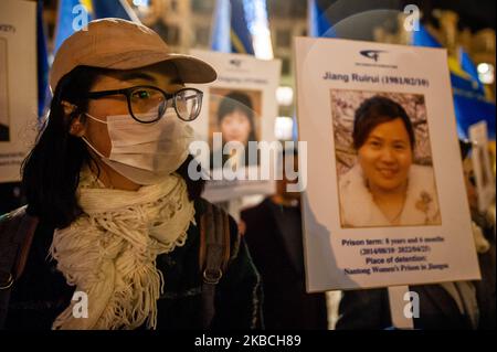 In occasione della Giornata internazionale dei diritti umani, il 10th dicembre 2019 ad Amsterdam, nei Paesi Bassi, circa un centinaio di persone si sono riunite in Piazza Dam per manifestare la propria solidarietà a Hong Kong, Tibet, uiguri e Cina. Essi chiedono alla Cina di fermare la repressione, di rispettare i diritti umani e le libertà di tutte le persone in Cina e di rilasciare prigionieri politici e civili innocenti. Hanno anche mostrato profili dei prigionieri politici tibetani. (Foto di Romy Arroyo Fernandez/NurPhoto) Foto Stock