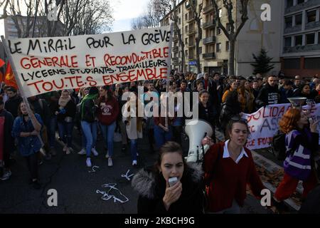 Gli studenti della Mirail University protestano con un banner che legge 'Mirail per lo sciopero generale, studenti delle scuole superiori, studenti, lavoratori uniti'. Tra il 30 e il 50000 manifestanti hanno manifestato a Tolosa per una manifestazione indetta da quasi tutti i sindacati (CGT, UNSA, SUD, UNL, UNEF, FO, UNSA, ecc.). I manifestanti chiedono il ritiro della nuova riforma del pensionamento (età, pensione, condizioni, ecc.). Il governo di Macron propone un cambiamento tra un sistema pensionistico a ripartizione e un sistema di capitalizzazione su idea di Jean-Claude Delvoye . Il governo francese vuole anche un'unificazione di tutte le pe Foto Stock