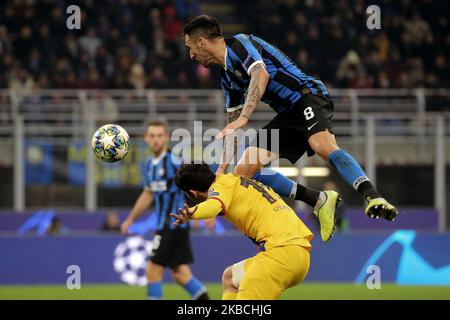 Matias Vecchio del FC Internazionale compete per la palla con Carles Alena’ del FC Barcelona durante la partita di gruppo F della UEFA Champions League tra FC Internazionale e FC Barcelona allo Stadio Giuseppe Meazza il 10 dicembre 2019 a Milano. (Foto di Giuseppe Cottini/NurPhoto) Foto Stock