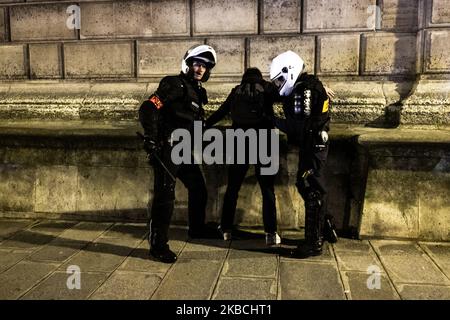 I manifestanti si scontrano con i poliziotti durante il sesto giorno di uno sciopero generale il 10 dicembre 2019 a Parigi, Francia. 30000 manifestanti a Parigi dal conte della prefettura e circa 180000 dal conte dei sindacati, molti studenti dell'università e della scuola superiore con i'' cheminots'', il dipendente dei trasporti pubblici hanno preso parte alla protesta, E camminò di fronte a itaround 6 pm, circa 100 persone hanno iniziato a camminare nel marais per protestare, rapidamente fermato dalla polizia rue des archives, circa 30 manifestanti arrestati. (Foto di Jerome Gilles/NurPhoto) Foto Stock