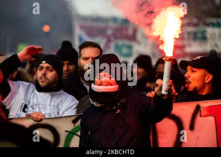 Un protestante tiene un flare durante il sesto giorno di uno sciopero generale il 10 dicembre 2019 a Parigi, Francia. 30000 manifestanti a Parigi dal conte della prefettura e circa 180000 dal conte dei sindacati, molti studenti dell'università e della scuola superiore con i'' cheminots'', il dipendente dei trasporti pubblici hanno preso parte alla protesta, E camminò di fronte a itaround 6 pm, circa 100 persone hanno iniziato a camminare nel marais per protestare, rapidamente fermato dalla polizia rue des archives, circa 30 manifestanti arrestati. (Foto di Jerome Gilles/NurPhoto) Foto Stock