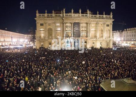 La gente protesta durante un Rally Sardine il 10 dicembre 2019 a Torino. Migliaia di persone sono scese in piazza a Torino per protestare contro la visione politica ritenuta razzista e autoritaria dalla 'la Leta' e dal suo leader Salvini. Il cosiddetto movimento Sardine, nato sui social media, ha riempito il centro di Torino cantando canzoni di protesta e mostrando semplicemente effigi di Sardine invece dei soliti simboli politici. (Foto di Mauro Ujetto/NurPhoto) Foto Stock