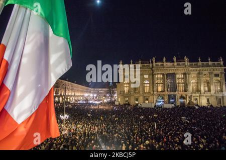 La gente protesta durante un Rally Sardine il 10 dicembre 2019 a Torino. Migliaia di persone sono scese in piazza a Torino per protestare contro la visione politica ritenuta razzista e autoritaria dalla 'la Leta' e dal suo leader Salvini. Il cosiddetto movimento Sardine, nato sui social media, ha riempito il centro di Torino cantando canzoni di protesta e mostrando semplicemente effigi di Sardine invece dei soliti simboli politici. (Foto di Mauro Ujetto/NurPhoto) Foto Stock