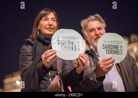 La gente protesta durante un Rally Sardine il 10 dicembre 2019 a Torino. Migliaia di persone sono scese in piazza a Torino per protestare contro la visione politica ritenuta razzista e autoritaria dalla 'la Leta' e dal suo leader Salvini. Il cosiddetto movimento Sardine, nato sui social media, ha riempito il centro di Torino cantando canzoni di protesta e mostrando semplicemente effigi di Sardine invece dei soliti simboli politici. (Foto di Mauro Ujetto/NurPhoto) Foto Stock