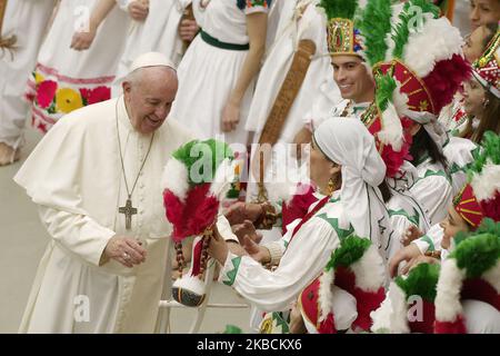 Papa Francesco saluta un gruppo di pellegrini messicani nella Sala Paolo VI in Vaticano durante la sua udienza generale settimanale, mercoledì 11 dicembre 2019. (Foto di massimo Valicchia/NurPhoto) Foto Stock