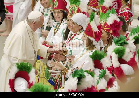 Papa Francesco saluta un gruppo di pellegrini messicani nella Sala Paolo VI in Vaticano durante la sua udienza generale settimanale, mercoledì 11 dicembre 2019. (Foto di massimo Valicchia/NurPhoto) Foto Stock