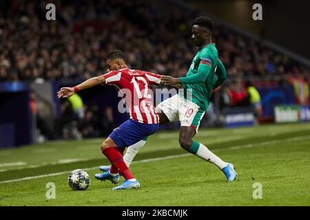 Renan Lodi di Atletico de Madrid e Eder Lopes del FC Lokomotiv Mosca durante la UEFA Champions League tra Atletico de Madrid e FC Lokomotiv Mosca allo stadio Wanda Metropolitano il 11 dicembre 2019 a Madrid, Spagna. (Foto di A. Ware/NurPhoto) Foto Stock