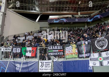 Tifosi della Juventus Torino prima della partita UEFA Champions League Group D tra Bayer 04 Leverkusen e Juventus Turin occasione della BayArena del 11 dicembre 2019 a Leverkusen, Germania. (Foto di Peter Niedung/NurPhoto) Foto Stock