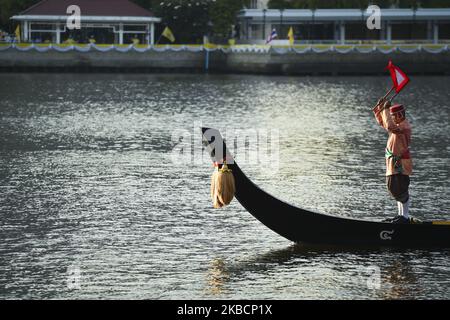 I barbaioli tailandesi nella tradizionale fila in costume durante la processione della chiatta reale per celebrare la conclusione della cerimonia di incoronazione reale sul fiume Chao Phraya a Bangkok, Thailandia, 12 dicembre 2019. (Foto di Anusak Laowilas/NurPhoto) Foto Stock