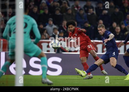 Serge Gnabry del Bayern Monaco spara al traguardo durante la partita di gruppo B della UEFA Champions League tra Bayern Muenchen e Tottenham Hotspur alla Allianz Arena il 11 dicembre 2019 a Monaco di Baviera, Germania. (Foto di Jose Breton/Pics Action/NurPhoto) Foto Stock