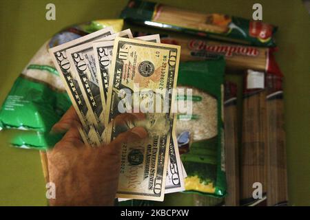 Un paniere alimentare che è dell'ordine di 300 dollari indica che i venezuelani hanno bisogno di 300 dollari. Per poter mangiare e 600 dollari per coprire le spese essenziali, secondo gli studi di fine novembre del Centro di documentazione e analisi per i lavoratori (Cendas). Essi sostengono che il salario minimo, equivalente a circa cinque dollari al mese, copre solo il 2% dell'attuale Basic Food Basket. Nella città di Maracaibo il 11 dicembre 2019, la maggior parte dei lavoratori e di tutti i pensionati hanno ''un deficit del 98%'', per quanto riguarda il costo del paniere di base, nonostante la Costituzione venezuelana si obbliga a coprire Foto Stock