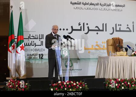 Il Presidente dell'autorità elettorale nazionale indipendente Mohamed Charfi annuncia i risultati delle elezioni presidenziali ad Algeri, Algeria, 13 dicembre 2019. L'autorità ha annunciato che l'ex primo ministro Abdelmajid Teboune è stato dichiarato vincitore delle elezioni presidenziali del 12 dicembre (Photo by Billal Bensalem/NurPhoto) Foto Stock