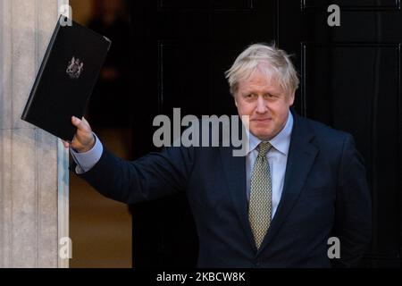 Il primo ministro britannico Boris Johnson pone fuori 10 Downing Street dopo aver pronunciato un discorso dopo la vittoria schiacciante del Partito conservatore alle elezioni generali del Regno Unito del 13 dicembre 2019 a Londra, Inghilterra. Il partito conservatore sotto la guida di Boris Johnson ha ottenuto la maggioranza parlamentare nelle elezioni generali di ieri. (Foto di Wiktor Szymanowicz/NurPhoto) Foto Stock