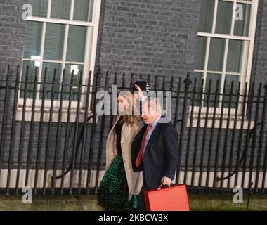 Il primo ministro Boris Johnson e il suo partner Carrie Symonds entrano in Downing Street mentre i conservatori celebrano una schiacciante vittoria elettorale il 13 dicembre 2019 a Londra, Inghilterra. (Foto di Giannis Alexopoulos/NurPhoto) Foto Stock