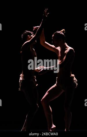 Gli attori del 33rd° Concorso coreografico di danza contemporanea si esibiscono a Madrid, Spagna, il 13 dicembre 2019. (Foto di Antonio Navia/NurPhoto) Foto Stock