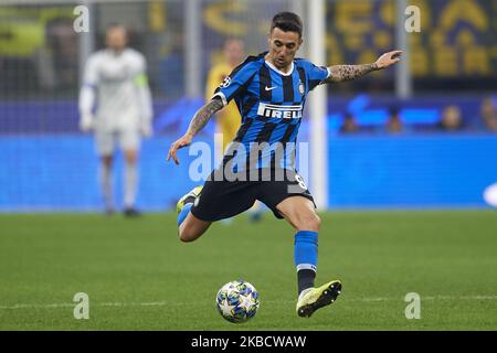 Matias Vecino dell'Inter di Milano tira in gol durante la partita di gruppo F della UEFA Champions League tra l'Inter e il FC Barcelona allo Stadio Giuseppe Meazza il 10 dicembre 2019 a Milano. (Foto di Jose Breton/Pics Action/NurPhoto) Foto Stock