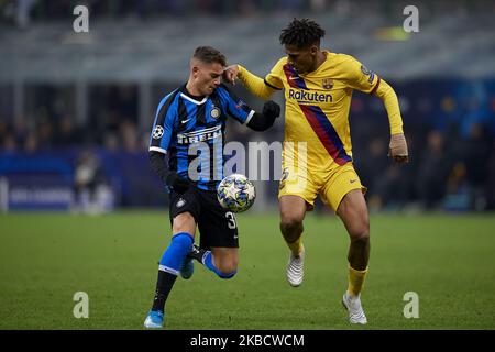 Sebastiano Esposito dell'Inter di Milano e Todibo di Barcellona compete per la palla durante la partita di gruppo F della UEFA Champions League tra l'Inter e il FC Barcelona allo Stadio Giuseppe Meazza il 10 dicembre 2019 a Milano. (Foto di Jose Breton/Pics Action/NurPhoto) Foto Stock