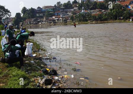 A volontari ambientali raccolgono i rifiuti nel fiume Cisadane, Bogor, West Java, il 14 dicembre 2019. Attività per ripulire i rifiuti nel flusso del fiume per anticipare le inondazioni disastri durante la stagione delle piogge. (Foto di Adriana Adie/NurPhoto) Foto Stock