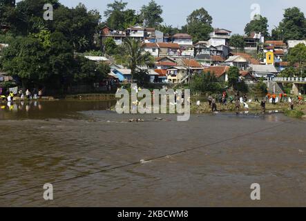 I volontari ambientali e la Regional Disaster Management Agency (BPBD) e l'esercito indonesiano (TNI) puliscono e raccolgono i rifiuti nel fiume Cisadane, Bogor, Java occidentale, il 14 dicembre 2019. Attività per ripulire i rifiuti nel flusso del fiume per anticipare le inondazioni disastri durante la stagione delle piogge. (Foto di Adriana Adie/NurPhoto) Foto Stock